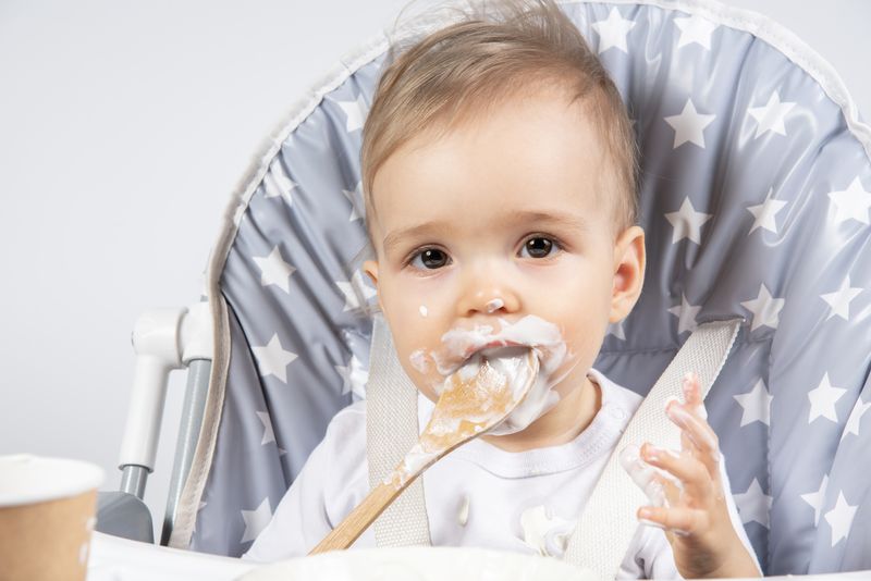 https://www.ashtonbee.com/wp-content/uploads/2022/06/Baby-eating-puree-with-a-wooden-baby-spoon.jpg