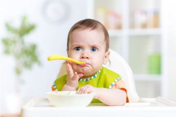 https://www.ashtonbee.com/wp-content/uploads/2022/06/Baby-wondering-about-baby-spoons-360x240.png